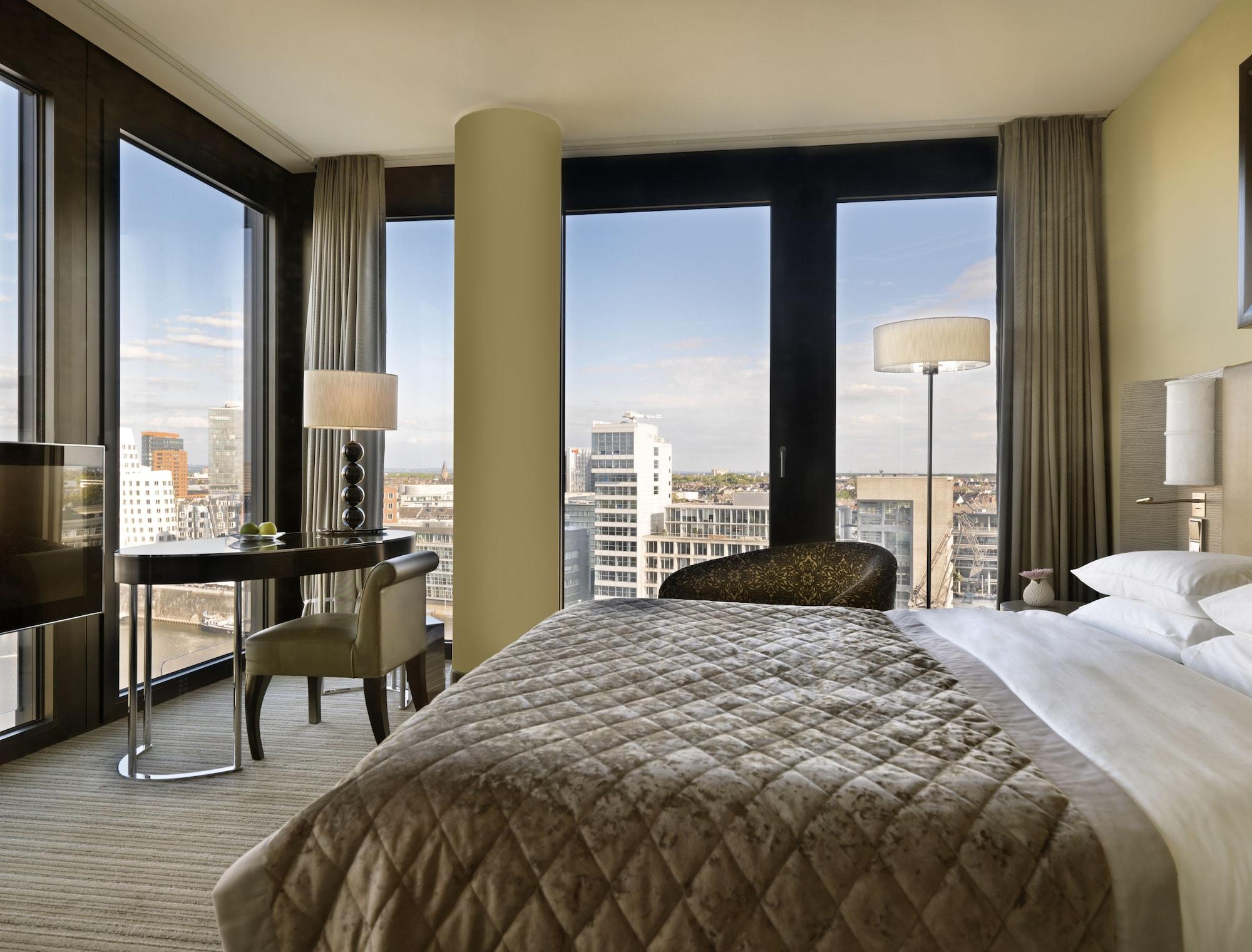 Hyatt Regency Dusseldorf Hotel Exterior foto A bedroom at the Mandarin Oriental, Munich
