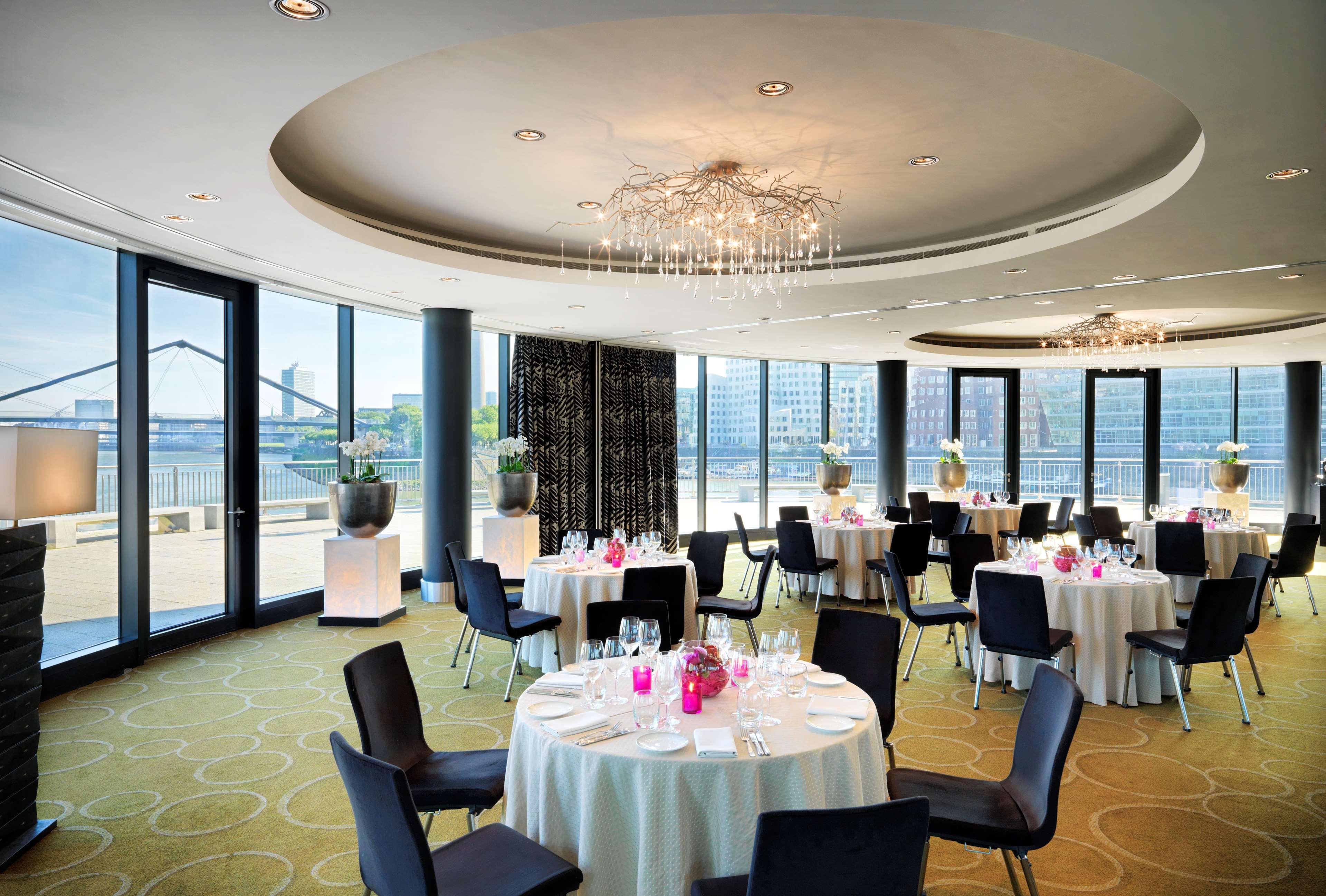 Hyatt Regency Dusseldorf Hotel Exterior foto The Club Lounge at the Hong Kong International Convention and Exhibition Centre
