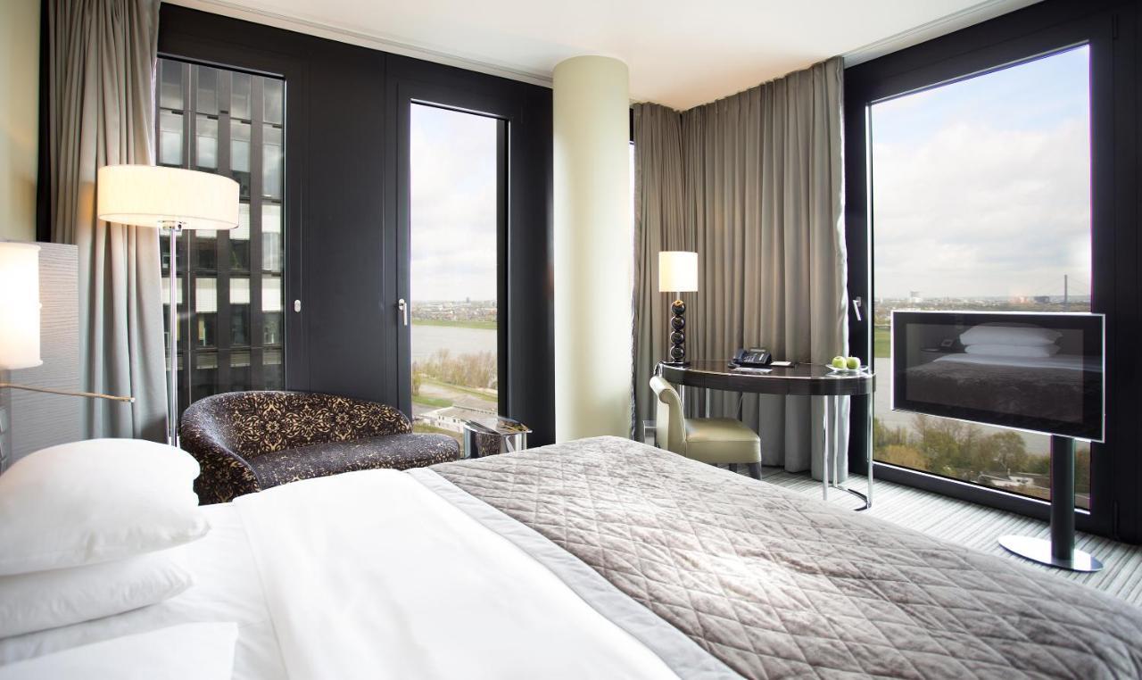 Hyatt Regency Dusseldorf Hotel Exterior foto A room at the hotel