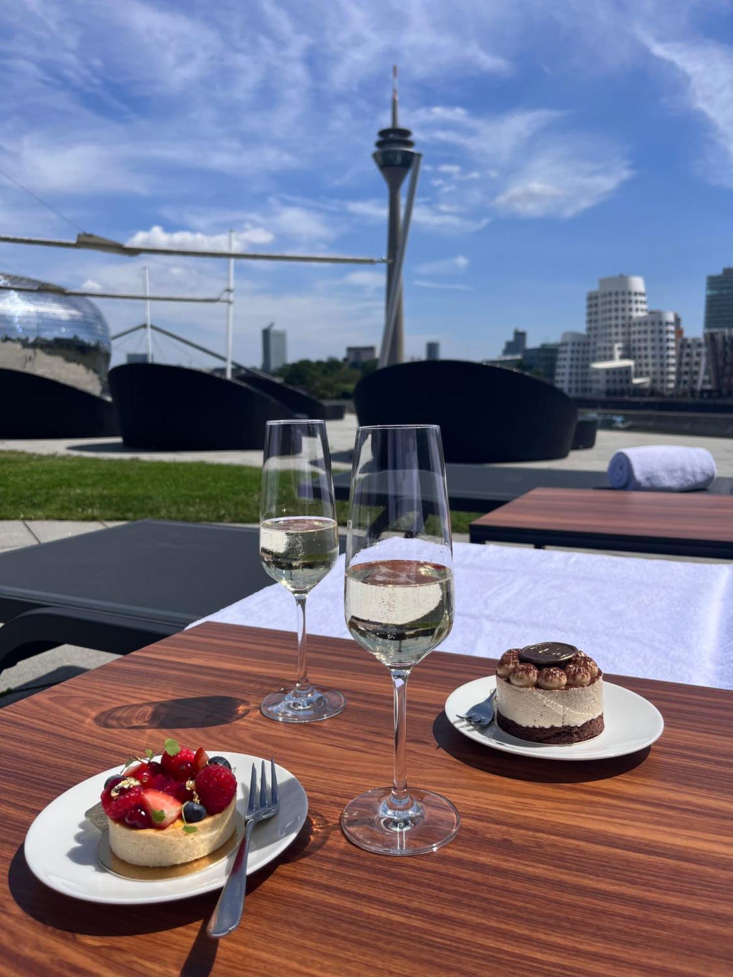 Hyatt Regency Dusseldorf Hotel Exterior foto The rooftop pool at the InterContinental London - The O2